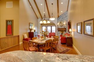 Beautiful Central Fayetteville Townhome with Views! - Fayetteville - 1