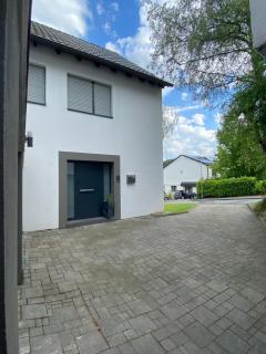 Modernes Ferienhaus mit 2 Balkonen, Terrasse und Garten ! - Bochum - 6