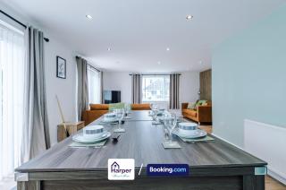 4 Bedroom House Sleeps 8 with Loft Bedroom and Pool Table in Hawarden - 1