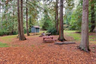 Herron Island Cabin with Deck Walk to Beach! - Lakebay - 9