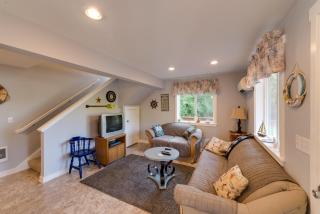 Herron Island Cabin with Deck Walk to Beach! - Lakebay - 8