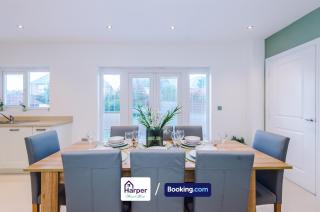 4-BR Home in Chester Sleeps 8 with Free Parking for Long and Short Stays - 1