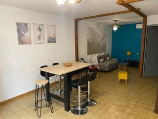 Maison au cœur du village avec garage - 1