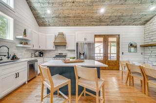 Riverfront Broken Bow Cabin with Private Hot Tub! - Broken Bow - 4