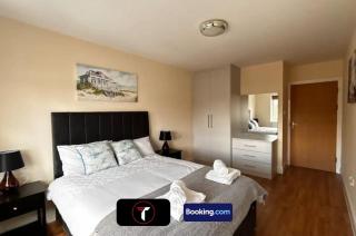 Stylish 2 Bedroom Flat By Tara Stays Short Lets & Serviced Accommodation Watford With Free Parking & Nearby Warner Studios - Watford - 4