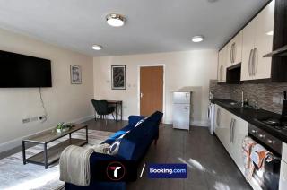Stylish 2 Bedroom Flat By Tara Stays Short Lets & Serviced Accommodation Watford With Free Parking & Nearby Warner Studios - Watford - 1