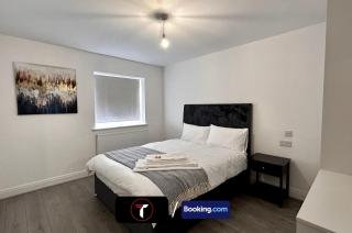 Spacious 4 Bedroom By Tara Stays Short Lets & Serviced Accommodation Aldershot With Free WiFi & Garden - Aldershot - 3