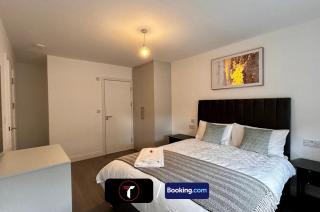Spacious 4 Bedroom By Tara Stays Short Lets & Serviced Accommodation Aldershot With Free WiFi & Garden - Aldershot - 2