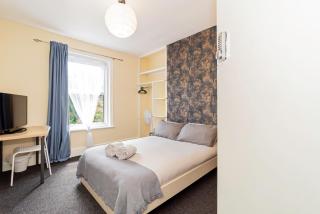 Shirley House 5, Guest House, Self Catering, Self Check in with smart locks, use of Fully Equipped Kitchen, close to City Centre, Ideal for Longer Stays and Fawley contractors - 1