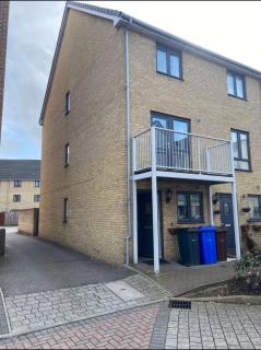 Beautiful 4 Bedroom Home with Private Parking - West Thurrock - 0