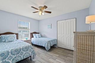 Fully Equipped Beach Paradise! Walk to Beach! - 5