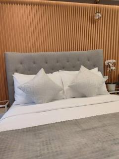 Georgia Luxe Suite at Shore 2 MOA - Manila - 4