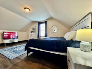 Newly Renovated Historic mansion ☆ 8 Bedrooms - Hamilton - 8