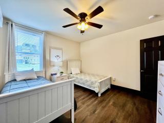 Newly Renovated Historic mansion ☆ 8 Bedrooms - Hamilton - 3