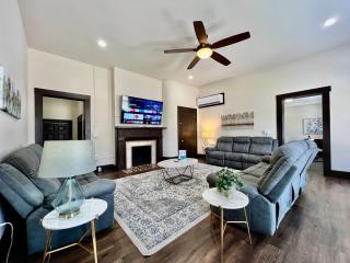 Newly Renovated Historic mansion ☆ 8 Bedrooms - Hamilton - 7