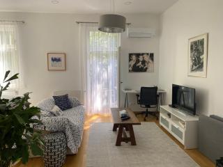 Superb Studio with 40 sqm Terrace in the Greens of Buda City Centre - Budapest - 4