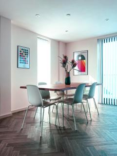 Luxe Penthouse Retreat: With Free Parking! - 7