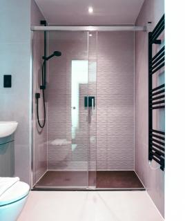 Luxe Penthouse Retreat: With Free Parking! - Brentford - 2