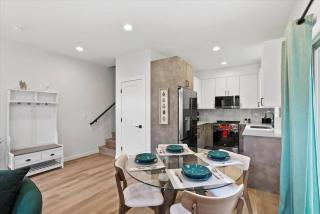 3BR 2.5BA ROOFTOP VIEW GREEN LAKE HIDEAWAY - 1