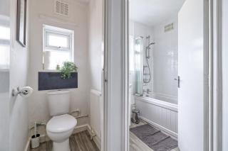 3-Bedroom Apartment Sleeps 6 I Free Parking Near London - 4