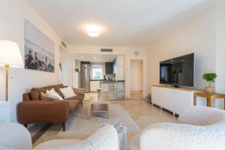 Elegant Marbella Apartment, 5-Pool Oasis, Sunlit Terrace, Garage - 4