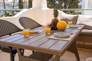 Elegant Marbella Apartment, 5-Pool Oasis, Sunlit Terrace, Garage - 1