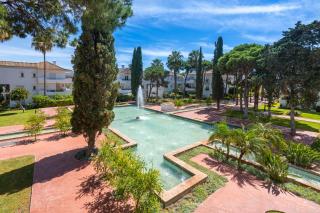 Elegant Marbella Apartment, 5-Pool Oasis, Sunlit Terrace, Garage - Estepona - 0