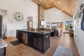 Private Hot Tub-Free Attraction Tickets-Lake Lookout-Community Indoor & Outdoor Pools - Branson - 4