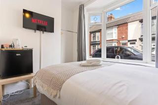 4 Bedroom 4 Bathroom House - Central Location - Free Parking, Fast Wifi and Smart TVs - Perfect for Contractors and Groups - by Yoko Property - Redcar - 7