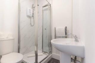 4 Bedroom 4 Bathroom House - Central Location - Free Parking, Fast Wifi and Smart TVs - Perfect for Contractors and Groups - by Yoko Property - Redcar - 5