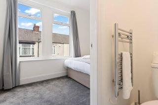 4 Bedroom 4 Bathroom House - Central Location - Free Parking, Fast Wifi and Smart TVs - Perfect for Contractors and Groups - by Yoko Property - Redcar - 1