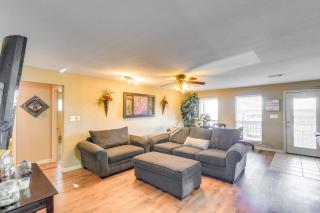 Near Ocean Home with Deck and Grill in Surfside Beach - 7