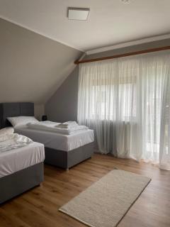 Repeat Racing Rooms - Kelberg - 0