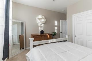 Modern 4BR Oasis, Fireplace, Patio & Spacious Family Room - Palmdale - 6