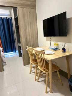 Cairong Inn Condominium pool TV with Netflix FAME RESIDENCES - Manila - 6