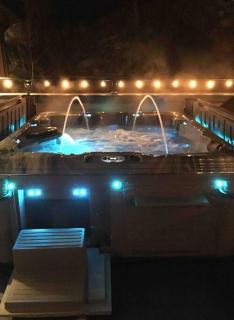 Luxury Halifax Waterfront Paradise -Pool, Hot Tub, Private Wharf, Boathouse, Backyard Oasis, Lookout - Halifax - 3