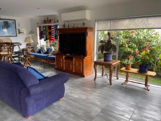 Lang's Beach Luxury Apartment - Langs Beach - 5