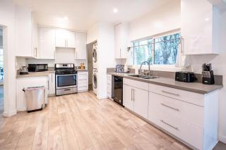 Spacious 3-Bedroom 3-Bathroom with 2-Living Room by Beverly Hills - Los Angeles - 9