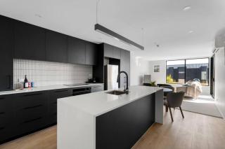 Wanaka Modern Apartment with Balcony views Sleeps 4 - 6