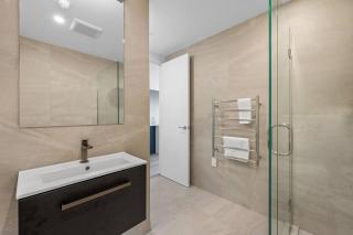 Wanaka Modern Apartment with Balcony views Sleeps 4 - 4