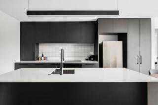 Wanaka Modern Apartment with Balcony views Sleeps 4 - 1