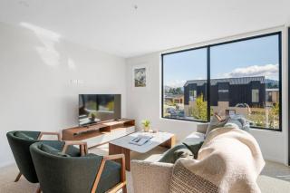 Wanaka Modern Apartment with Balcony views Sleeps 4 - 5