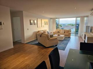 Sunset Views - Spacious Getaway - 5