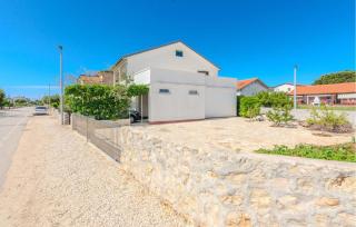 2 Bedroom Amazing Apartment In Vir - Vir - 0
