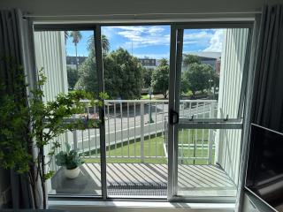 Immaculate 3 bd 2 bth apartment -Free Carpark & pool - Auckland - 7