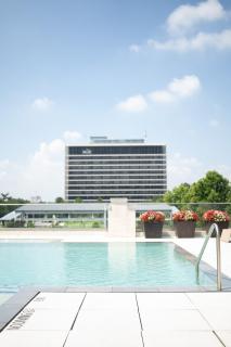 5 Min from everything! Pool, Gym, Balcony - 1