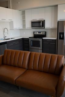 5 Min from everything! Pool, Gym, Balcony - 4