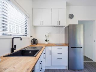 Valley Hideaway - Kūaotunu Holiday Cabin - 3