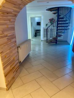 Schöne, hochwertige 5 Zimmer Wohnung in Oberhausen - 1