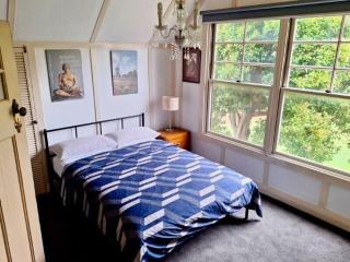 Cozy cottage by the beach in Mornington - 1